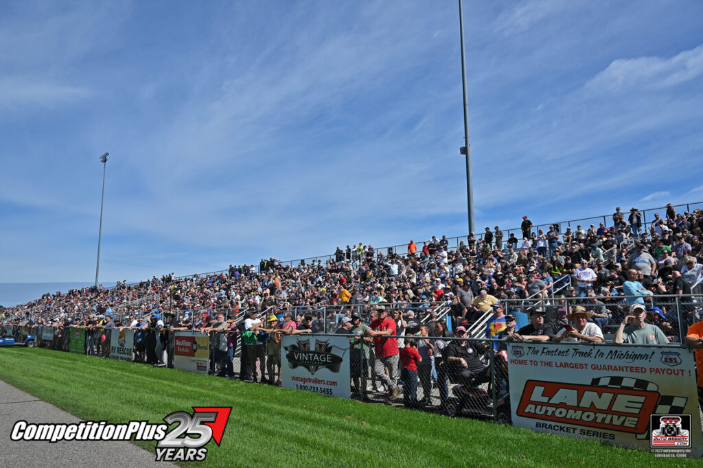 Crowd GreatLakesNationals 26 01