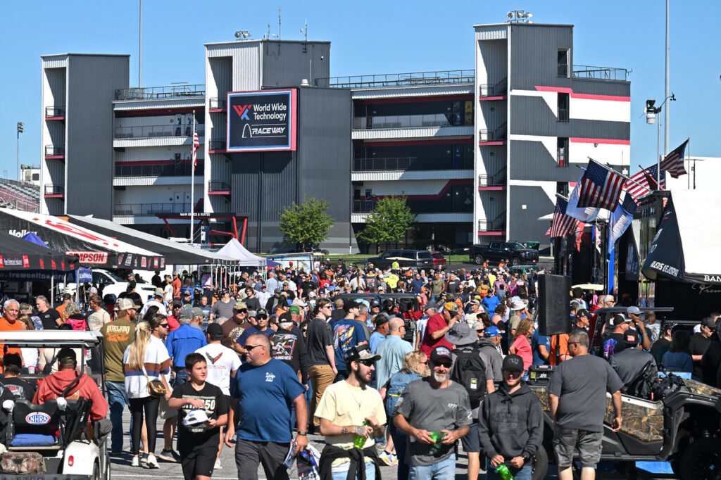 Crowd MidwestNationals 26 03